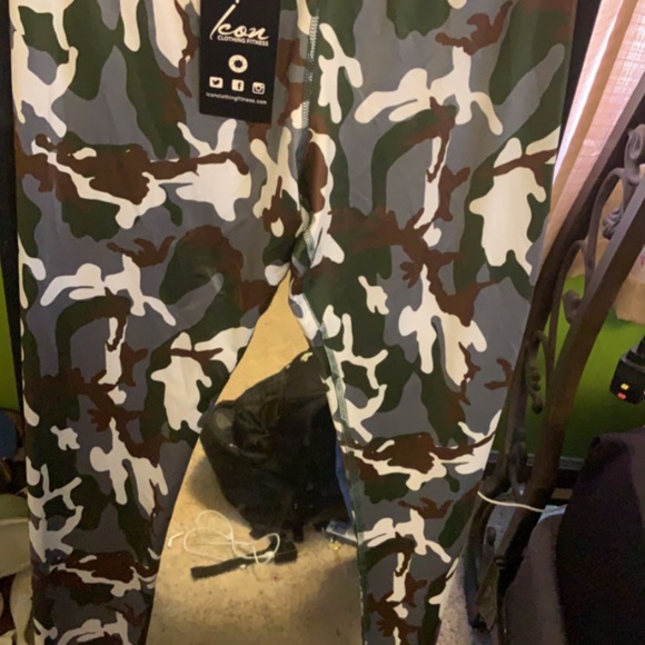 ICON CLOTHING SET - Picture 3 of 3